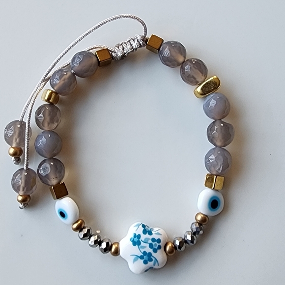 Elegant Beaded Bracelet with Floral Charm - Picture 4 of 5